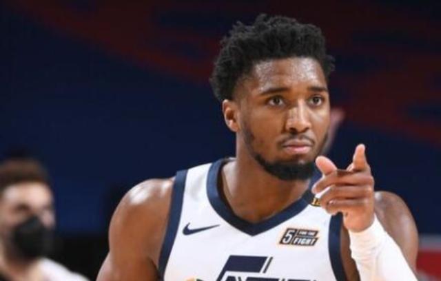 世界杯小组积分-4战3负爵士心态失衡 米切尔：裁判的判罚是荒谬的