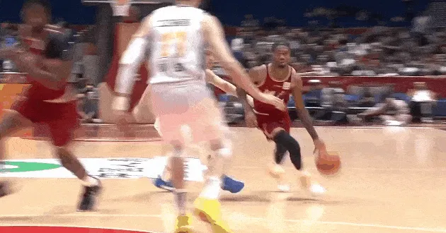 世界杯晋级规则-势大力沉!琼斯下顺起飞接球,在周琦头上完成双手空接暴扣